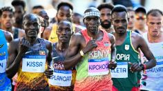 Eliud Kipchoge se retira del maratón olímpico y protagoniza emotiva escena