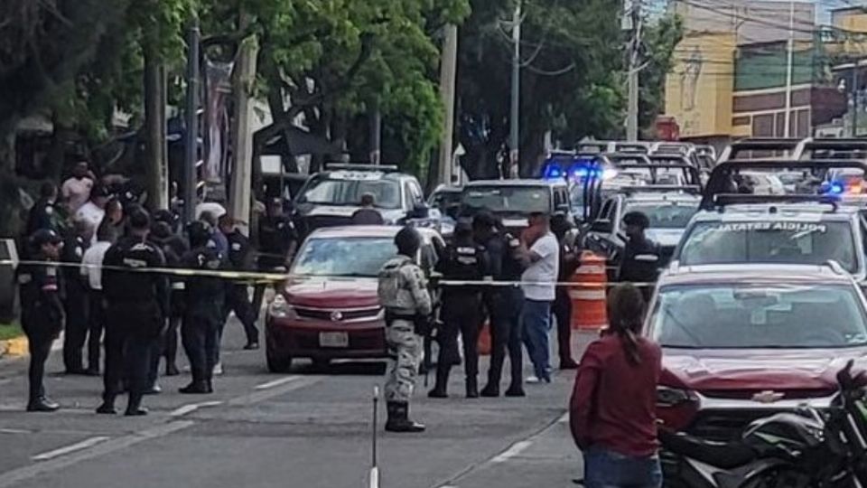 Decenas de policías municipales y estatales participaron en la persecución.