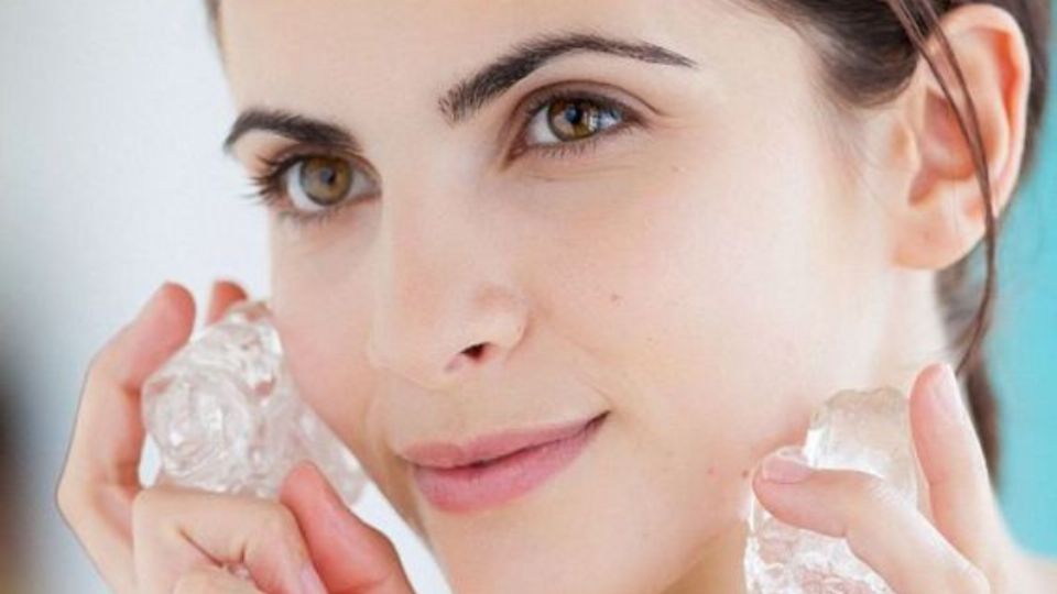 Cómo aplicar hielo en el rostro para combatir arrugas, acné y ojeras. Fuente: Pinterest