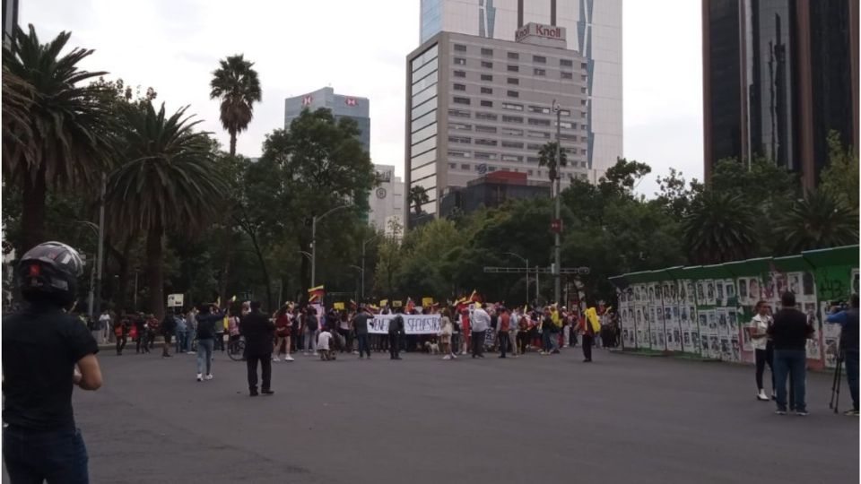 Inicia marcha de manifestantes en Paseo de la Reforma del Ángel de la Independencia hacia el Monumento a la Revolución.