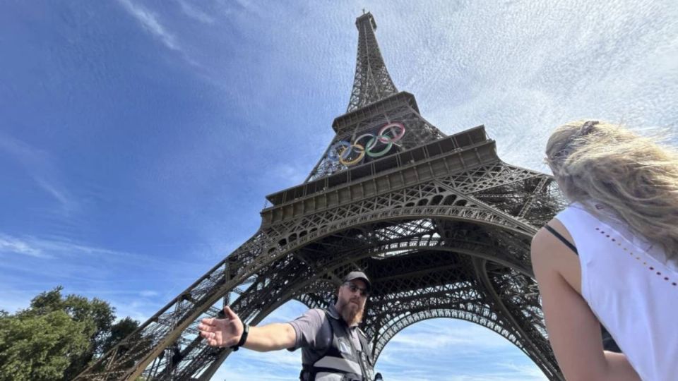 Hombre escala la Torre Eiffel