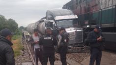 VIDEO: Tráiler intenta ganarle el paso a un tren en Otumba y lo arrastra por varios metros