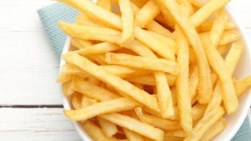 El barato ingrediente que usan en los mejores restaurantes para lograr unas papas fritas crujientes