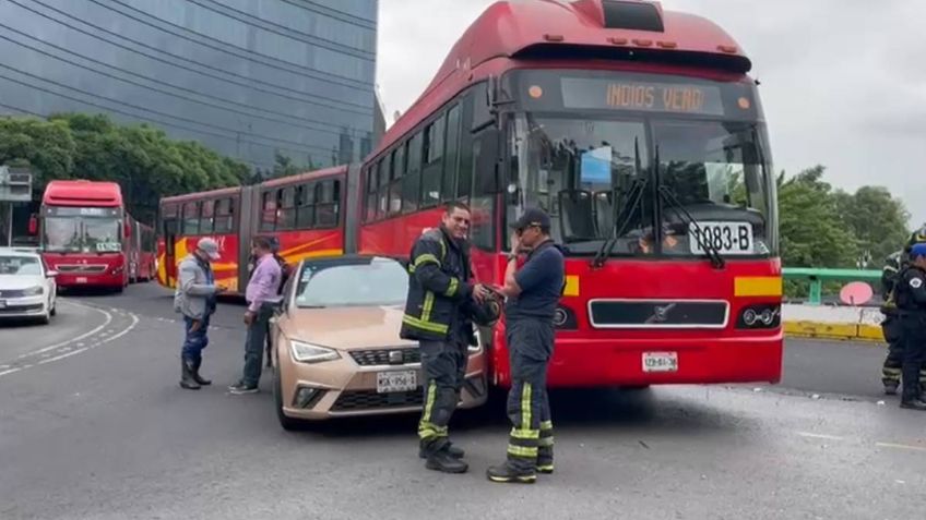 Choca Metrobús de Línea 1 contra auto en la Glorieta de Insurgentes