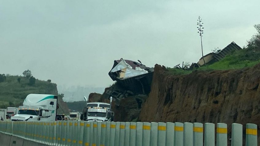 Vuelca tráiler en la Autopista Toluca-Naucalpan y desquicia el tránsito: alternativas viales