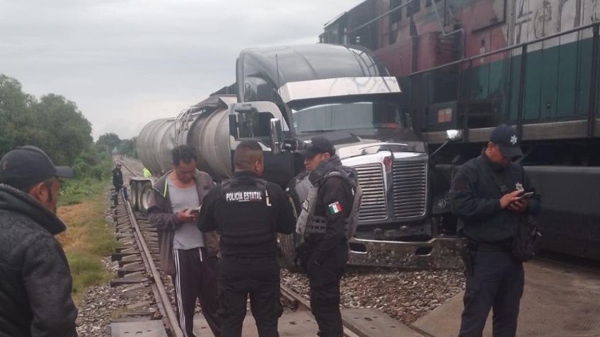 VIDEO: Tráiler intenta ganarle el paso a un tren en Otumba y lo arrastra por varios metros