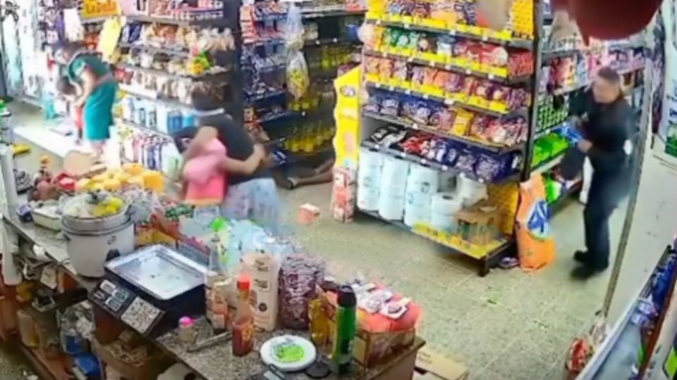 Un sujeto armado irrumpe en una tienda para disparar y asesinar a un hombre.