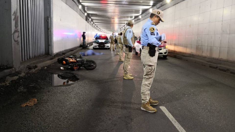 Policía resguardando el cuerpo del motociclista