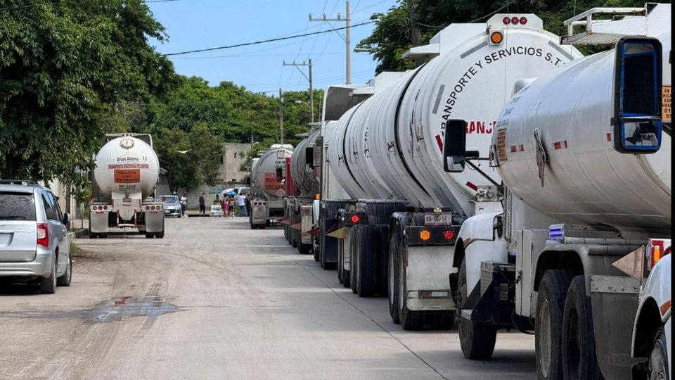 Con llantas, madera y ramas de árboles bloquearon la calle Altamirano esquina con Ferrocarrilera, justo donde se accede a la Terminal de Pemex.