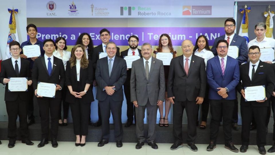 El acto se llevó a cabo en la Biblioteca Universitaria Raúl Rangel Frías y fue encabezado por el Rector de la UANL, Santos Guzmán López, en compañía del presidente de Ternium México, César Jiménez Flores. 