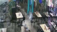 Captan en VIDEO momento exacto en que lanzan explosivo en bar de Celaya, "El Tapatío"