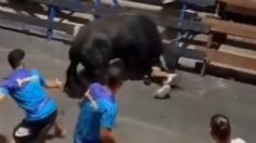 IMÁGENES FUERTES: un joven es arrastrado y atacado por un toro mientras subía unas gradas para salvarse la vida