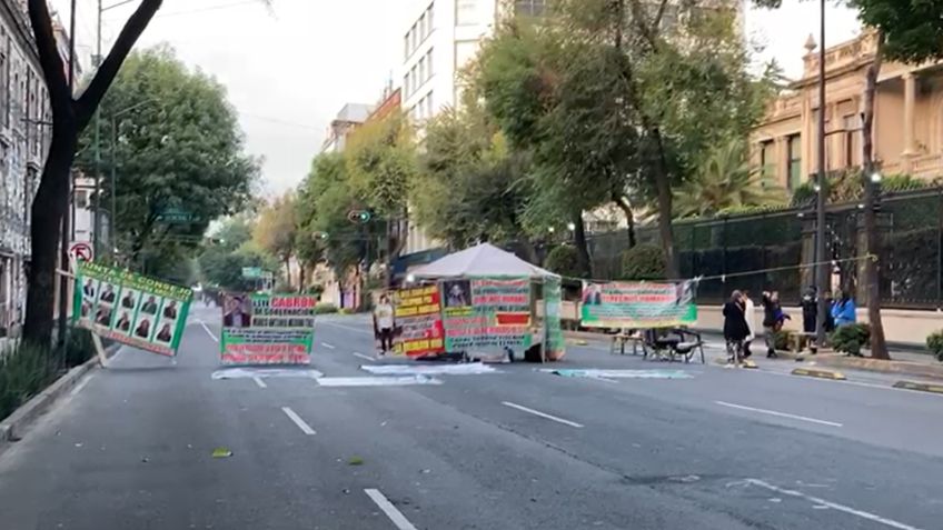 Mujeres bloquean circulación afuera de Segob, en Bucareli