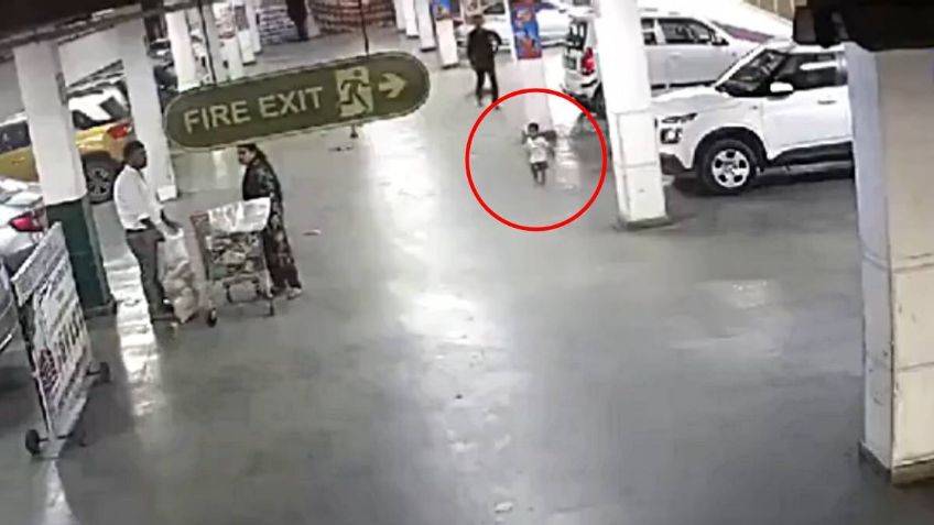 IMÁGENES FUERTES: niña es arrollada mientras jugaba en estacionamiento de un centro comercial