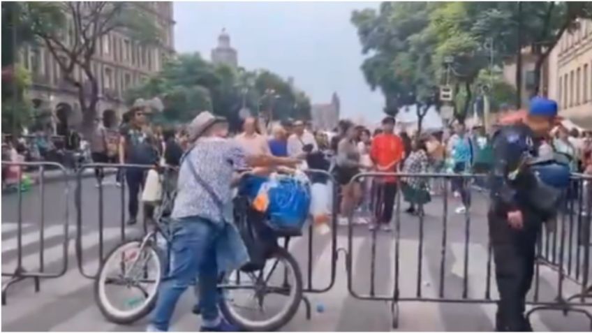 Captan a hombre lanzando tacos de canasta y botes de salsa a policías en CDMX: ¿qué hay detrás del video?