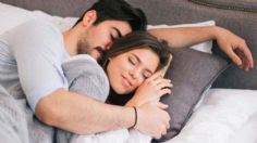 Conoce el significado de dormir con las piernas cruzadas con tu pareja, según experta en lenguaje corporal