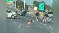 VIDEO: Dos bebés quedan en medio de carretera al ser expulsados de un auto tras un choque