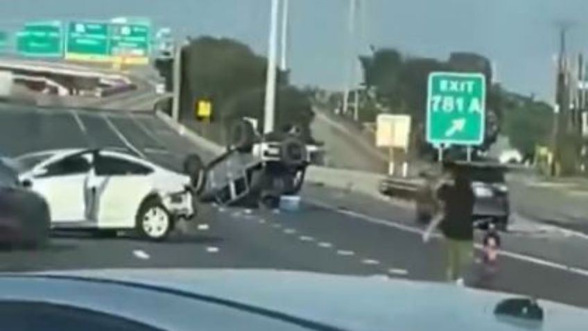 Dos niños en pañales sobreviven tras salir proyectados en volcadura de un auto