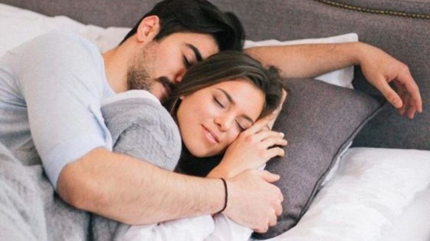 Conoce el significado de dormir con las piernas cruzadas con tu pareja, según experta en lenguaje corporal