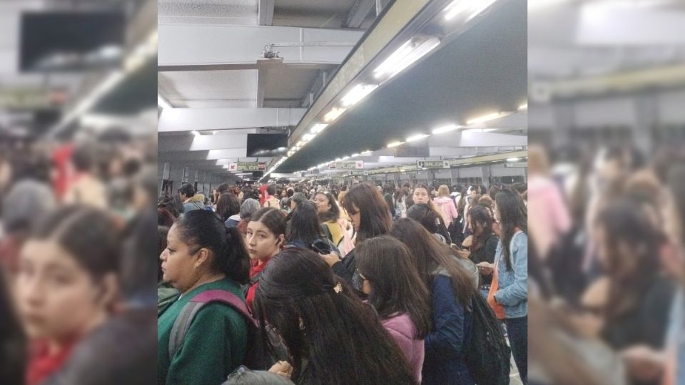 Decenas de usuarios en la terminal Indios Verdes esperan el paso del Metro.