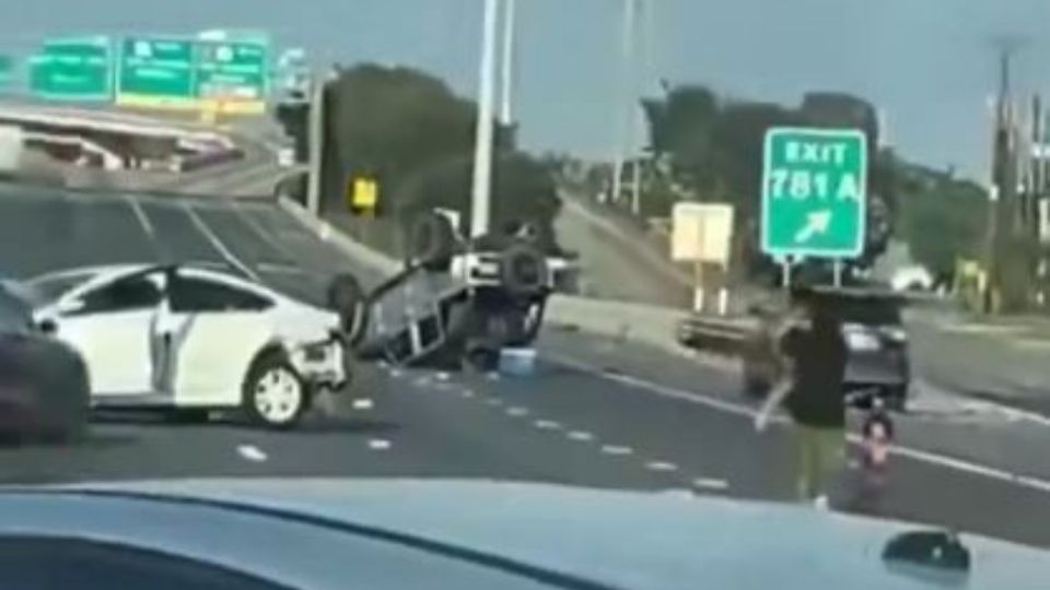 Dos niños sobreviven tras salir proyectados en la volcadura de un automóvil en Texas