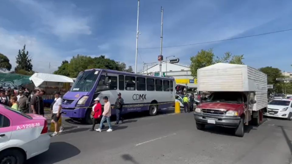 Mujer cae y la atropella microbús