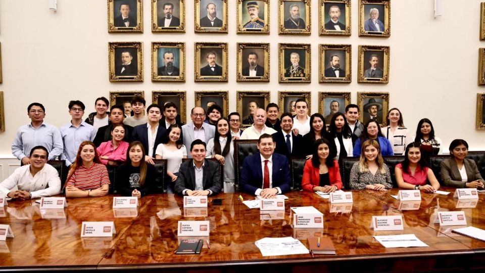 El gobernador electo, Alejandro Armenta, se reunió con jóvenes destacados de Puebla.