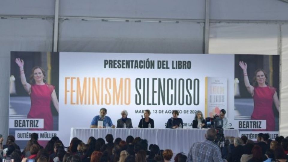 El presidente acompañó a la escritora, durante su presentación en la plancha del Zócalo.