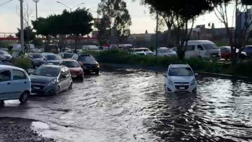 VIDEOS: se inundan carriles laterales en Avenida Central en dirección a la CDMX