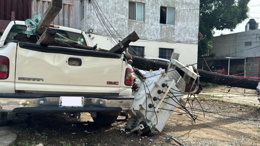 VIDEO: colapsa un poste y cae sobre una camioneta