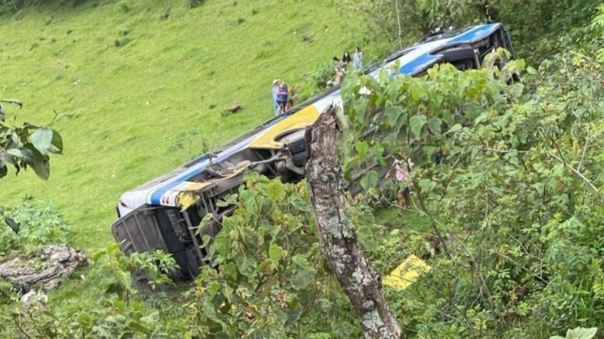 Volcadura de autobús de pasajeros deja al menos un muerto y varios heridos en carretera de Puebla