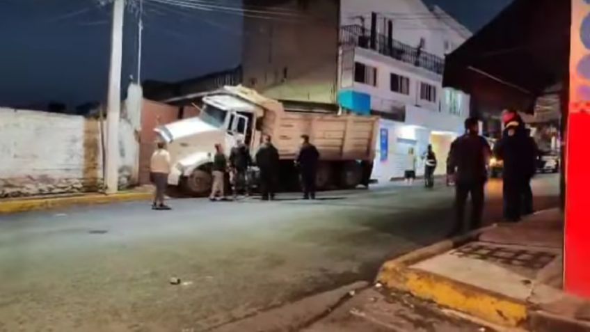 Con aliento alcohólico y botellas de cerveza viajaba conductor que chocó camión contra casa en Magdalena Contreras