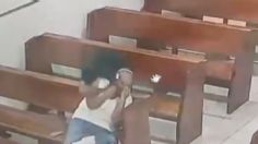 Hombre intenta asfixiar a una mujer para robarle en una iglesia: VIDEO