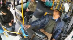 IMÁGENES FUERTES: joven noquea a un conductor de transporte público y huye del autobús