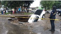 VIDEO: camioneta cae dentro de un socavón causado por las fuertes lluvias en Ecatepec