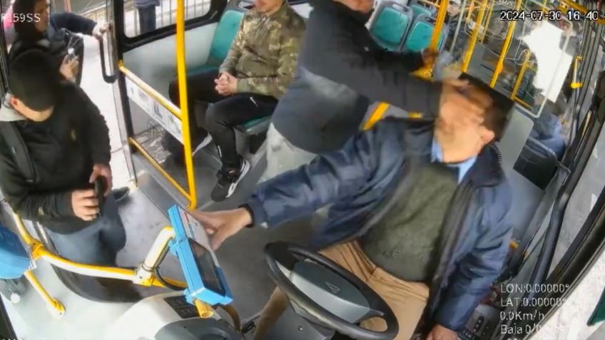 IMÁGENES FUERTES: joven noquea a un conductor de transporte público y huye del autobús