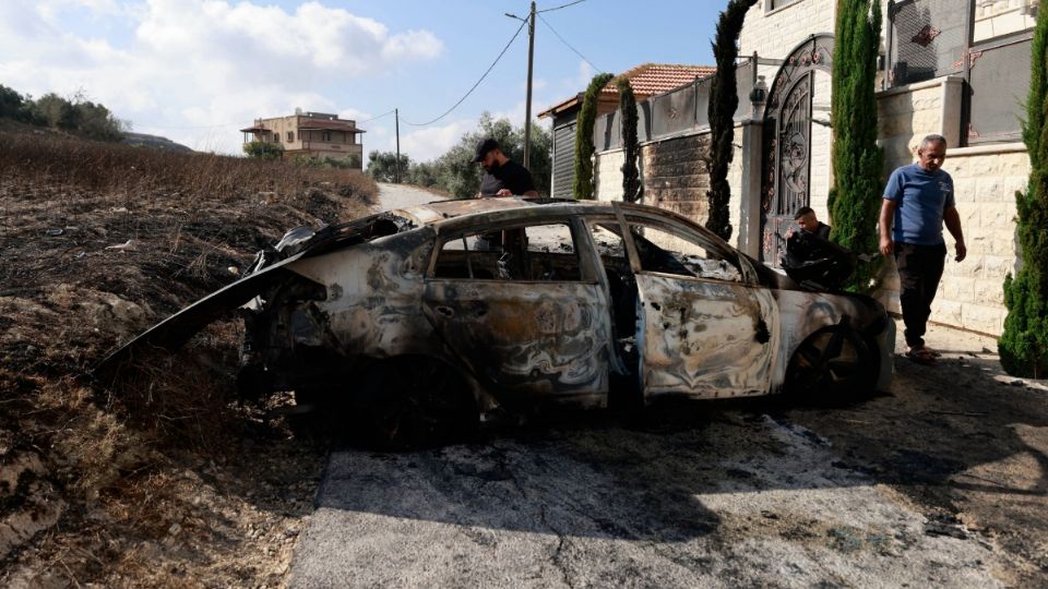 Decenas de colonos israelíes atacaron violentamente a los habitantes del pueblo de Jit.