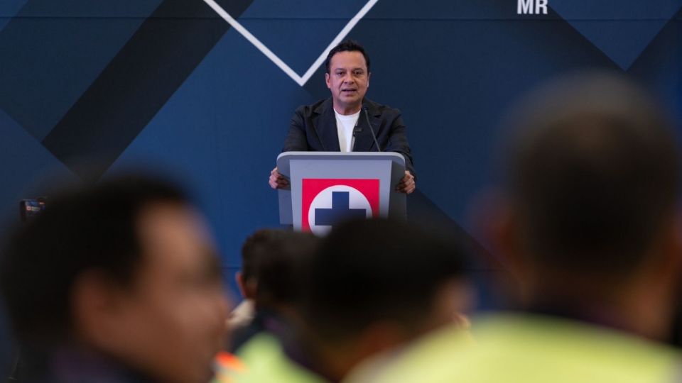 El ingeniero Víctor Velázquez, presidente de Cooperativa La Cruz Azul, ofrece un discurso