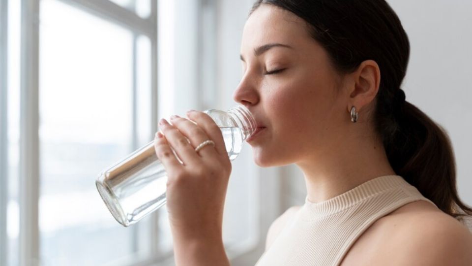 Es mejor sustituir las bebidas azucaradas por agua natural.