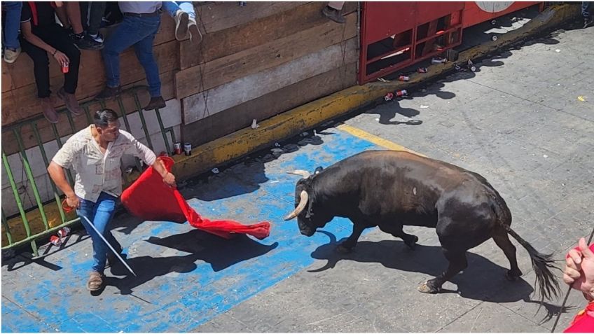 Huamantlada 2024: captan el brutal momento en que un toro embiste y deja inconsciente a un joven