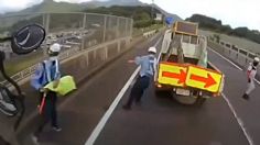 IMÁGENES FUERTES: camión de carga atropella a trabajadores de limpieza en la carretera