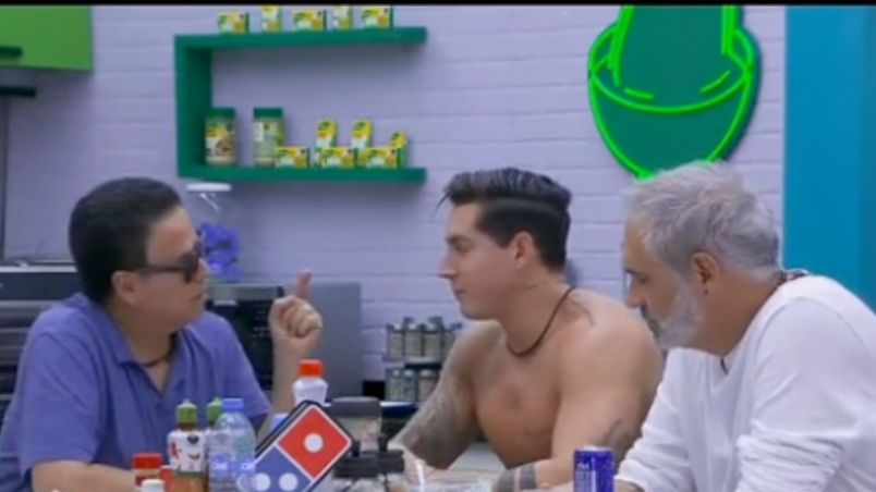 Mario se puso celoso porque Agustín le dio de comer en la boca a Arath