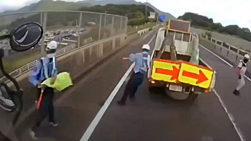 IMÁGENES FUERTES: camión de carga atropella a trabajadores de limpieza en la carretera