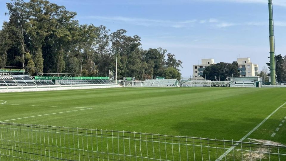 El niño jugaba en una cancha de futbol cuando fue apuñalado.