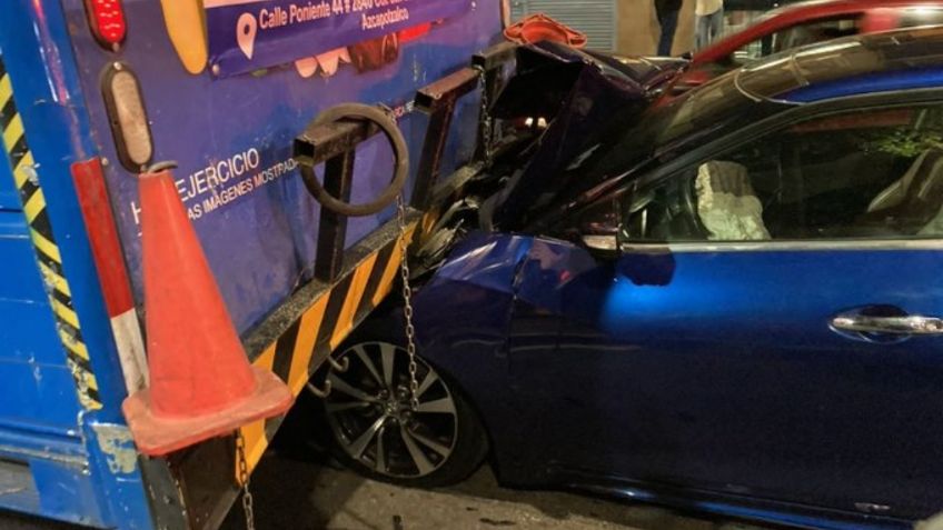 Hombre se distrae y choca de frente contra un camión en Azcapotzalco, salva su vida de milagro