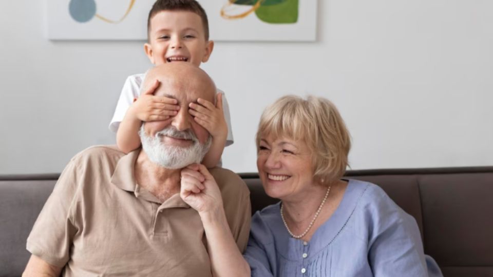 Una muy buena idea es que le des el obsequio a tu abuela o tu abuelo con una hermosas palabras 