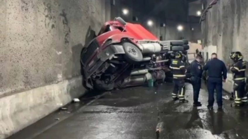 Vuelca pipa que transportaba agua potable en el deprimido de Mixcoac