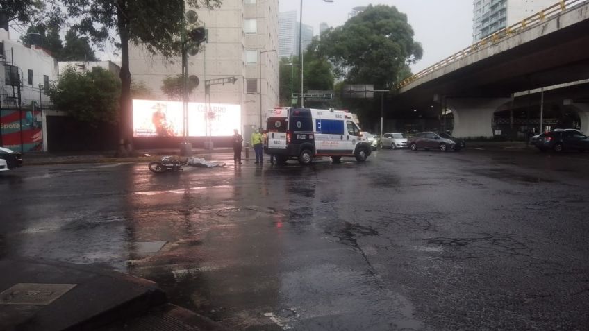 Motociclista muere al derraparse en Av. Constituyentes por fuertes lluvias