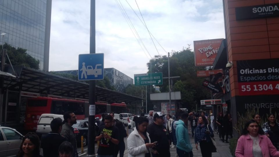 Miles de capitalinos salieron a las calles tras la activación de la alerta sísmica.