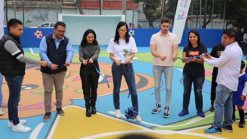 Lía Limón informó que además de la cancha, se hizo el parque para perros, se rehabilitaron los juegos y se puso toda la malla ciclónica